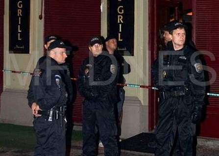 Strážníci hlídající vchod do baru Monarch (10.10.2008)