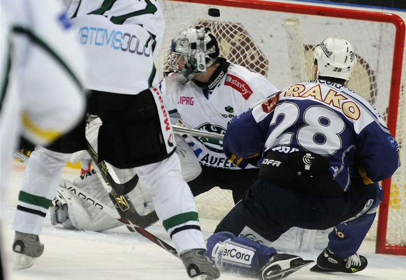 Plze - Mladá Boleslav, Martin Straka z plzeského celku (vpravo) dává gól brankái Mladé Boleslavi Filipovi indeláovi.