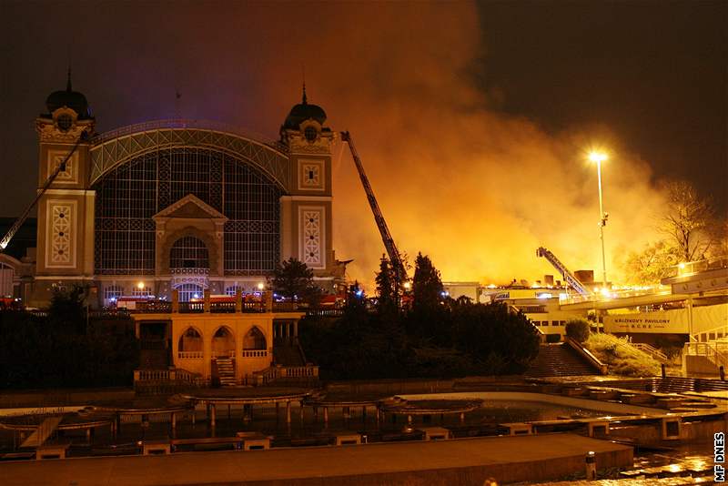 Pi poáru se zítila stecha levého kídla secesního Prmyslového paláce.