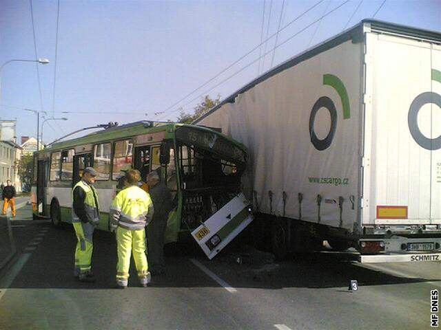 Nehoda trolejbusu a kamionu na Domalické tíd v Plzni