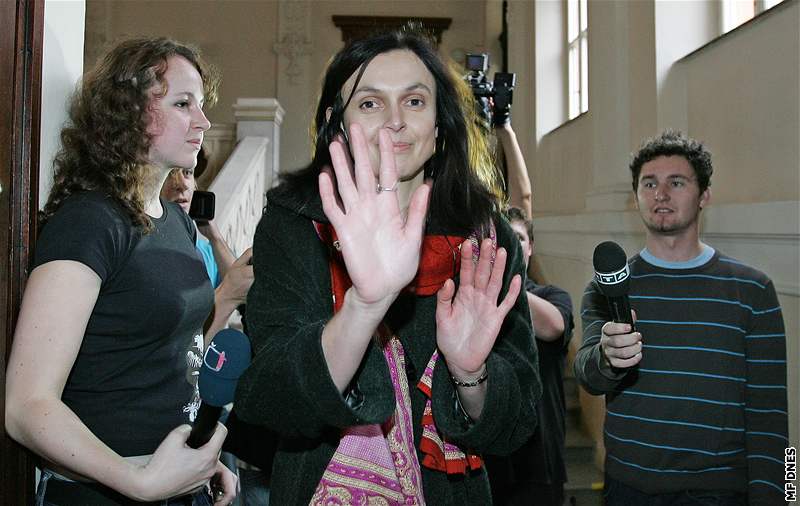 Helena Fahrnerová u brnnského soudu (16.10.2008)