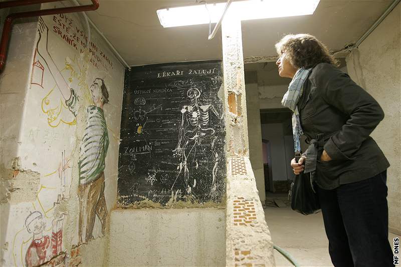 Jana Vránová z brnnského Domu umní ukazuje kresby z podzemí
