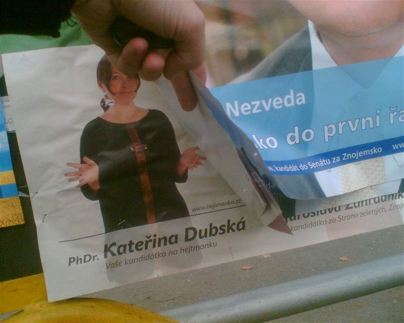Strana zelených si stuje na pelepování svých plakát na Znojemsku