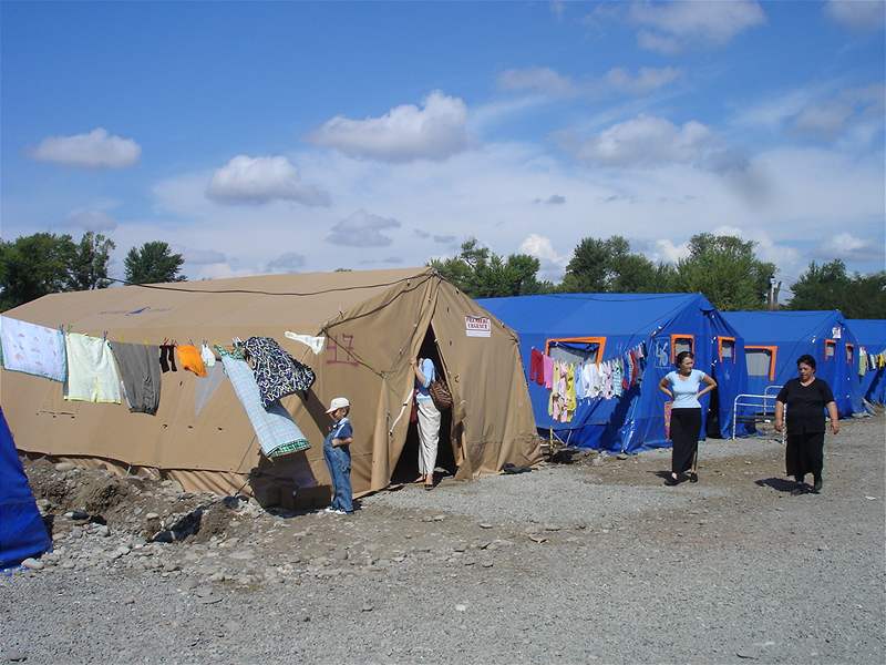 Pracovnice uprchlického tábora eviduje pomoc dodávanou lidem, kteí pili o domov.