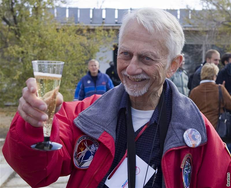 Na ISS dorazil s posádkou i americký vesmírný turista a syn bývalého kosmonauta Richard Garriott.