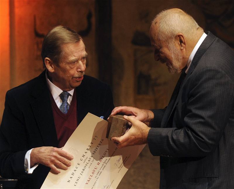 Bývalý prezident Václav Havel (vlevo) pevzal z rukou pedsedy Nadace Vize 97 Frantika Janoucha Cenu Jaroslava Seiferta.