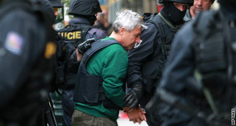 Policisté odvádí Bohumíra urika obleeného do neprstelné vesty