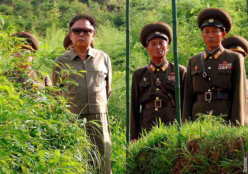 Kim ong-il (v brýlích) na nedatovaných snímcích. 