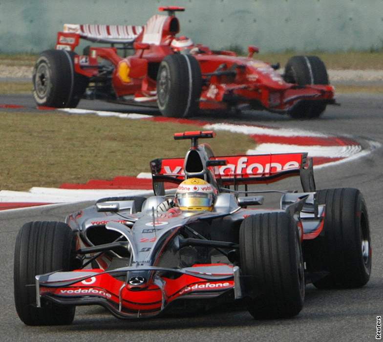 Hamilton před Ferrari