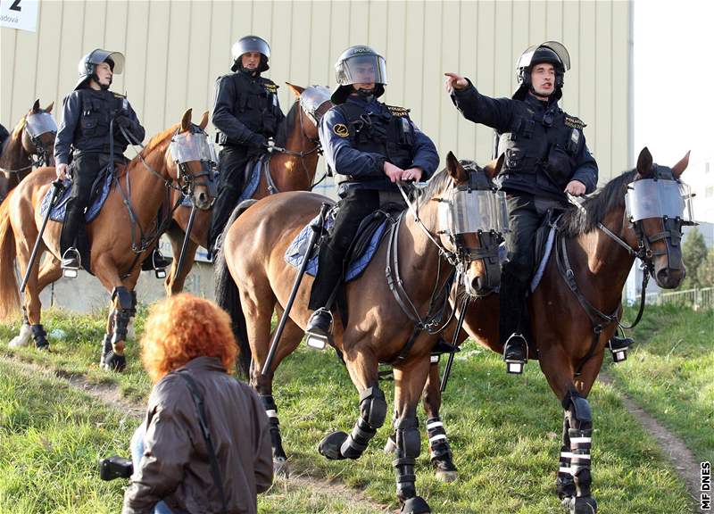 Policie hlídá sídlit Janov