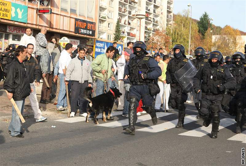 Policie hlídá sídlit Janov