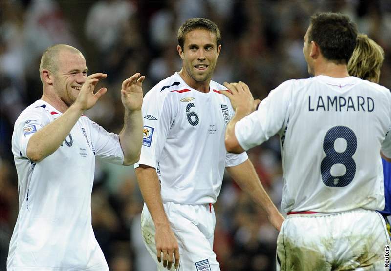 Anglití fotbalisté Rooney, Upson a Lampard se radují z gólu do sít Kazachstánu