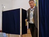 Premiér a pedseda ODS Mirek Topolánek s hlasovacím lístkem, 18. íjna 2008