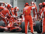 Kimi Raikkonen  v obležení mechaniků při Velké ceně Japonska