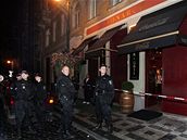 Policie ped uzavenou restaurací Monarch (10.10.2008)