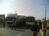 Sráka trolejbusu a kamionu na Domalické ulici v Plzni (13.10.2008)