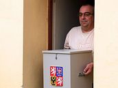 Starosta Ochozu u Brna Vlastimil �oupek chystá volební místnost