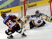 Sparta - Litvínov: branká� Jaroslav Hübl vyrá�í st�elu domácího Martina Ru�inského