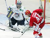 T�inec - Kladno: Tomík (vpravo) st�ílí na branká�e Kop�ivu