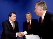 Ji�í Paroubek, Vojt�ch Filip a Mirek Topolánek v televizním studiu. (19. �íjna 2008)