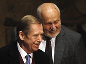 B�val� prezident V�clav Havel (vlevo) p�evzal z rukou p�edsedy Nadace Vize 97 Franti�ka Janoucha Cenu Jaroslava Seiferta.