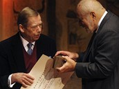 Bývalý prezident Václav Havel (vlevo) pevzal z rukou pedsedy Nadace Vize 97 Frantika Janoucha Cenu Jaroslava Seiferta.