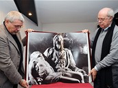Flaminio Gualdoni a Antonio Pistilli z nakladatelství FMR p�edstavují knihu o Michelangelovi Buonarrotim
