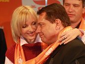 Ji�í Paroubek oslavuje vít�zství s man�elkou Petrou. (18. �íjna 2008)