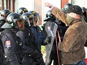 Extremista provokuje policisty