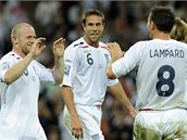 Anglití fotbalisté Rooney, Upson a Lampard se radují z gólu do sít Kazachstánu