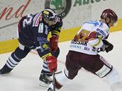 Ji�í �imánek (vlevo) v souboji se spar�anem Podle�ákem