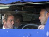 Bernard Kouchner se vesnicemi v nárazníkové zón� projel v obrn�ném vozidle.