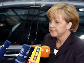 N�mecká kanclé�ka Angela Merkelová ohla�uje dohodu o klimatickém balí�ku.