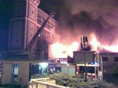 Lev� k��dlo Pr�myslov�ho pal�ce na V�stavi�ti je v plamenech. (16. ��jna 2008)