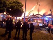 Lev� k��dlo Pr�myslov�ho pal�ce na V�stavi�ti je v plamenech.(16. ��jna 2008)