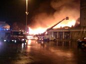 Pr�myslov� pal�c na V�stavi�ti je v plamenech.