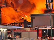Pr�myslov� pal�c na V�stavi�ti zachv�tily plameny.