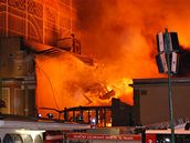 Pr�myslov� pal�c na V�stavi�ti zachv�tily plameny.