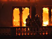 Pr�myslov� pal�c na V�stavi�ti zachv�tily plameny. (16. ��jna 2008)