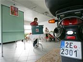 V Kukli na Svitavsku dnes lidé volili v garái tamní autoopravny. (17.10.2008)