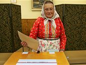 Anna Rojtová dorazila do volební místnosti v Mrákov na Domalicku v tradiním chodskému kroji. (17.10.2008)