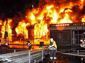 Hasi�i zasahuj� p�i po��ru Pr�myslov�ho pal�ce v Praze.