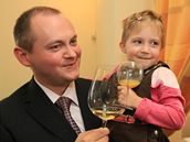 Kandidát na hejtmana Michal Haek se svou dcerou. (18. íjna 2008)