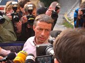 Pavel Bém odpovídá novinám. (18. íjna 2008)