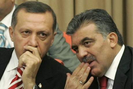 Z vládní strany AKP pochází premiér Erdogan (vlevo) i prezident Gül.
