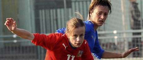 esko - Itálie: Italská hráka Alessia Tutinová (vpravo) s reprezentantkou R Kateinou Dokovou.
