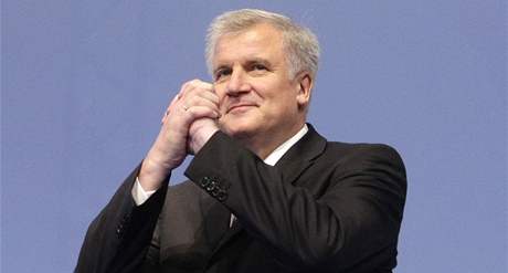 Horst Seehofer, bavorský ministerský pedseda za CSU, má ped volbami nový problém. Referendum o kolném.