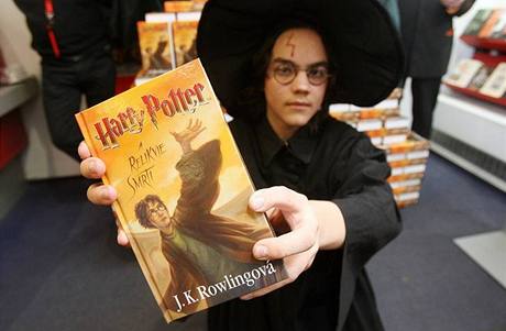 Zájemci o plnoní prodej knihy Harry Potter a relikvie smrti