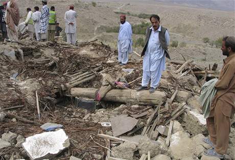 Obyvatelé vesnice v okrese Ziarat v pákistánském Balúistánu stojí u trosek dom, které zniilo zemtesení
