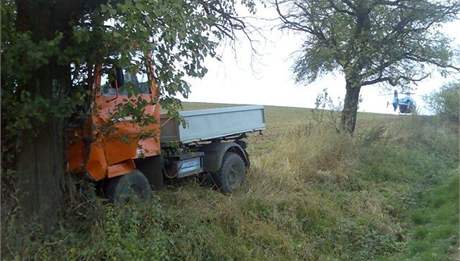 Mu vrazil multikárou do stromu, zranný záchranám utíkal